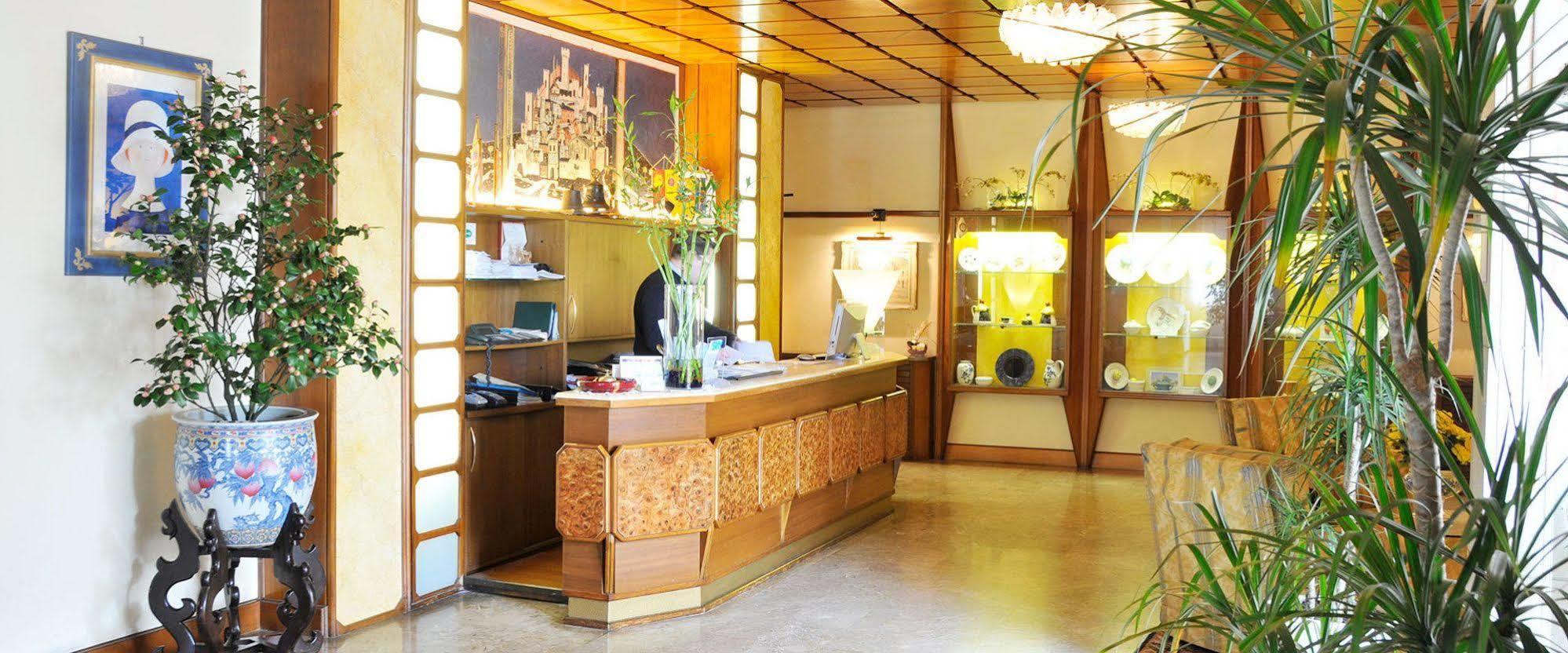 Hotel Beatrice Este Dış mekan fotoğraf