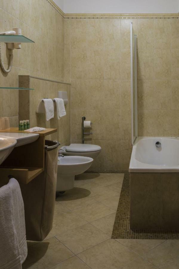 Hotel Beatrice Este Dış mekan fotoğraf